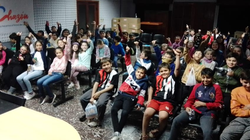 Niñas y niños de Chazón en la sala de Microcine Municipal